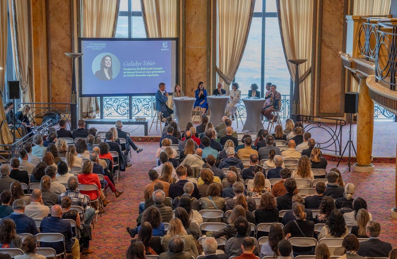 Gwladys Tohier au micro dans une conférence à Biarritz