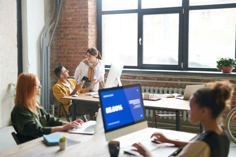 Équipe qui travaille au bureau